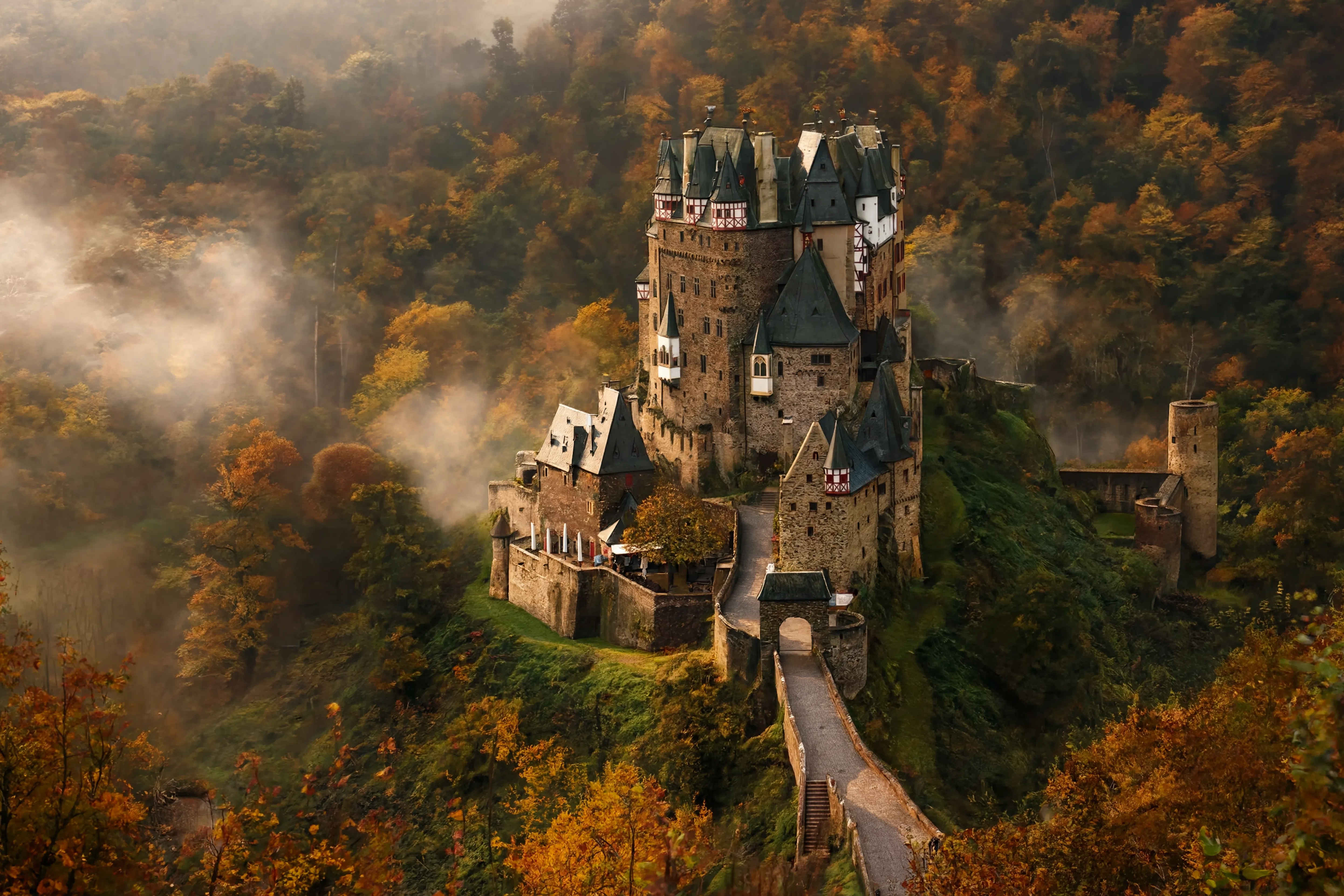 Burg Eltz — mittelalterliche Burg im Moseltal, Deutschland