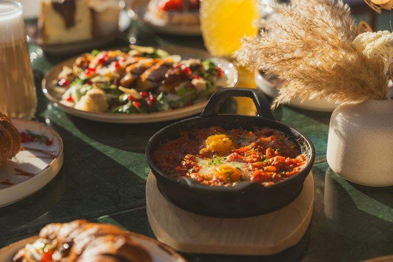 Brötchen-, Croissant- und Gebäckauswahl aus der Region